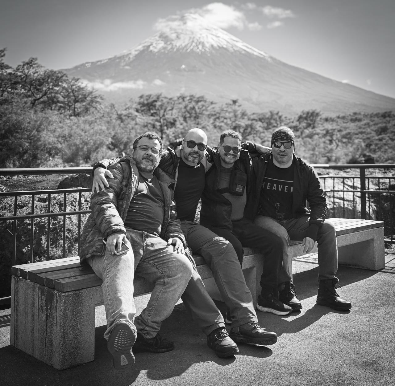 Charles de sena e equipe no vulcão Osorno.